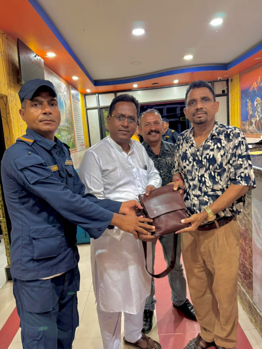 होटलमा बिर्सिएको १ लाख ६ हजारसहितको झोला फिर्ता